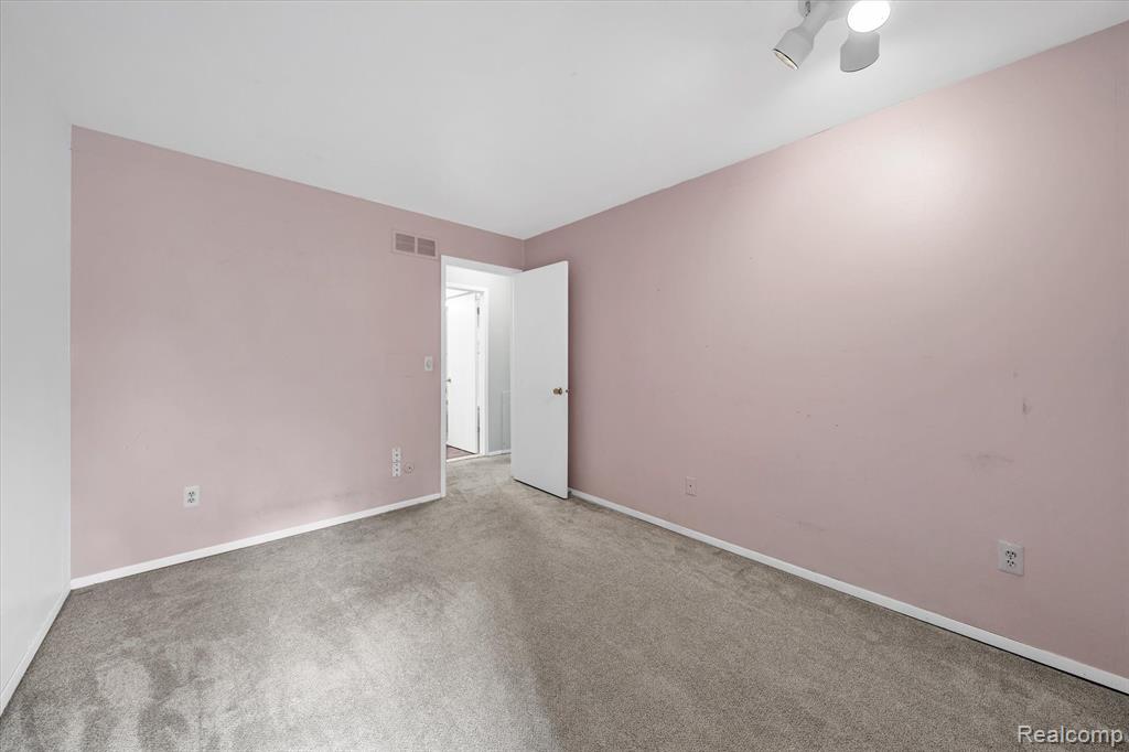 639 Oakbrook West Rochester Hills, MI 48307 - Photo 29 of 51