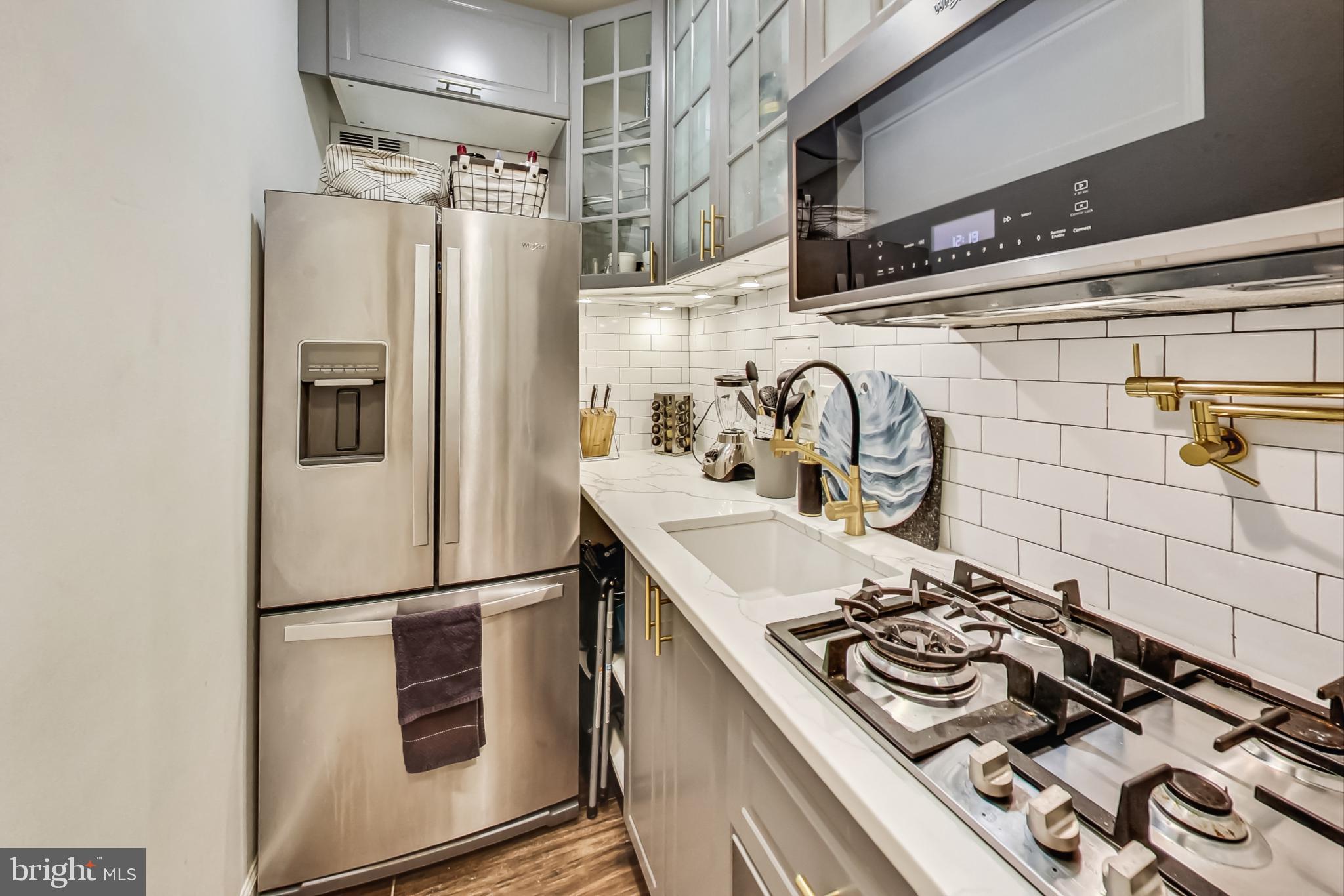 1 Scott Circle Northwest, Unit 20 Washington, DC 20005 - Photo 12 of 37 a kitchen with a stove and a refrigerator
