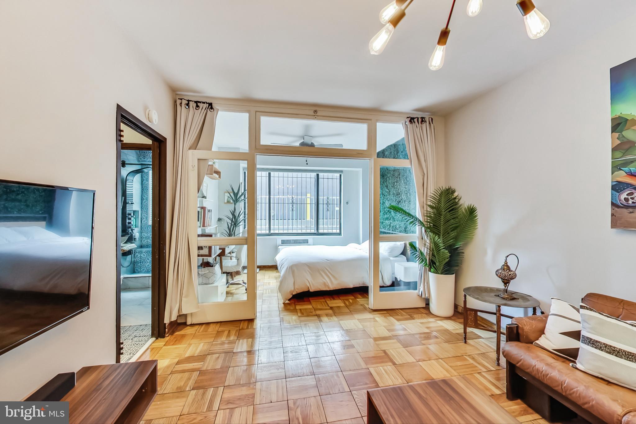 1 Scott Circle Northwest, Unit 20 Washington, DC 20005 - Photo 10 of 37 a room with furniture and a flat screen tv