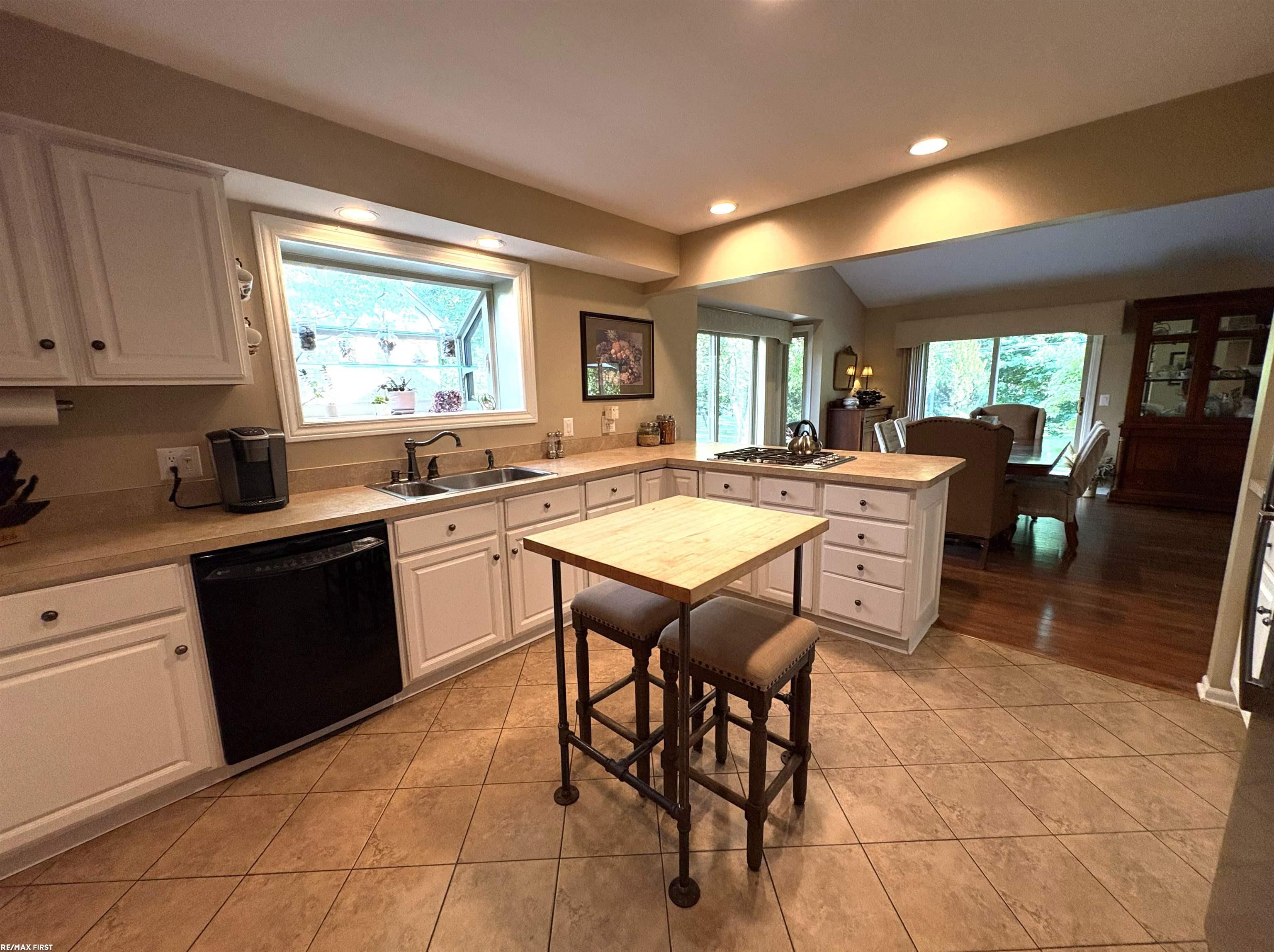 1734 Snowden Circle Rochester Hills, MI 48306 - Photo 8 of 38 Gallery Image 8