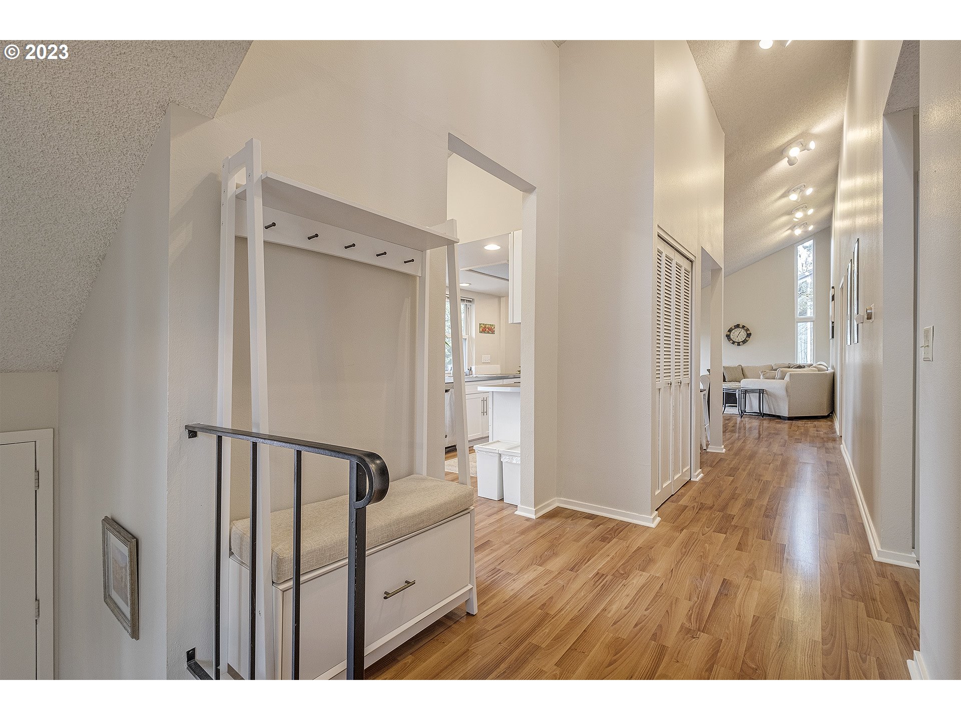 10027 Southwest Quail Post Road Portland, OR 97219 - Photo 4 of 32 Gallery Image 4