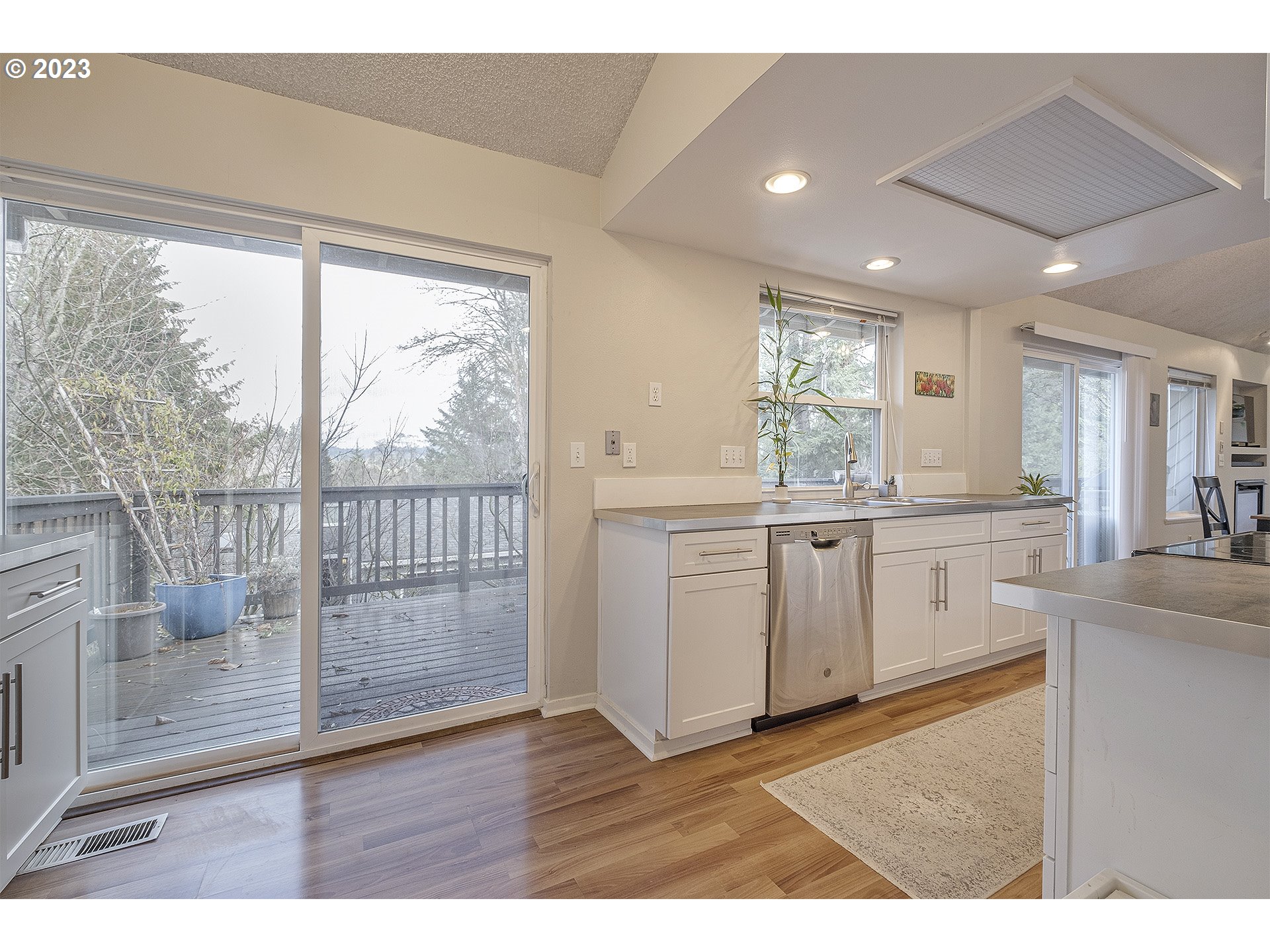 10027 Southwest Quail Post Road Portland, OR 97219 - Photo 6 of 32 Gallery Image 6