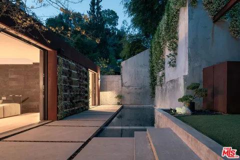 $3,750,000 | 8050 Willow Glen Road, Los Angeles, CA 90046
