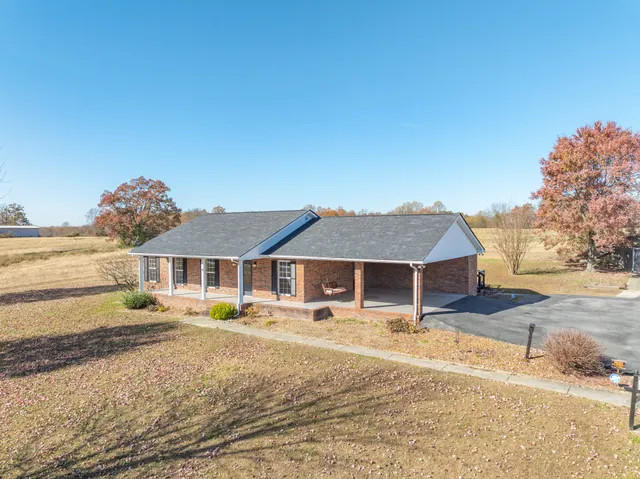 $489,600 | 3811 State Rte 52, Bethpage, TN 37022