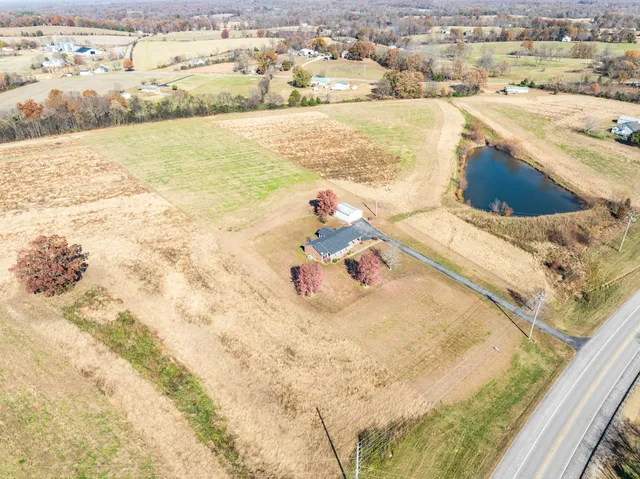 $489,600 | 3811 State Rte 52, Bethpage, TN 37022