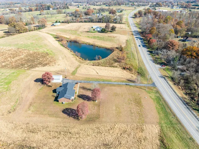 $489,600 | 3811 State Rte 52, Bethpage, TN 37022