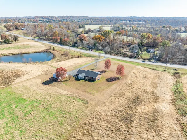 $489,600 | 3811 State Rte 52, Bethpage, TN 37022