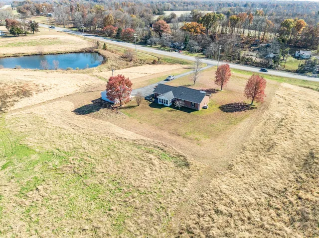 $489,600 | 3811 State Rte 52, Bethpage, TN 37022