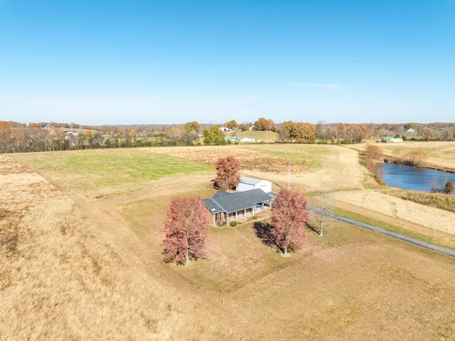 $489,600 | 3811 State Rte 52, Bethpage, TN 37022