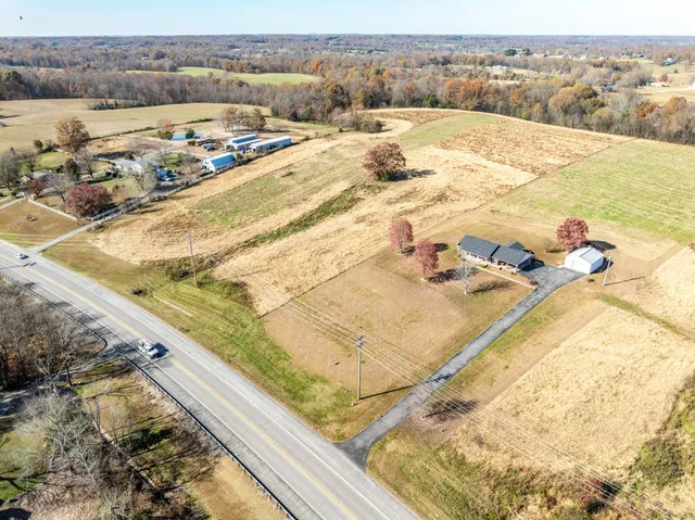 $489,600 | 3811 State Rte 52, Bethpage, TN 37022