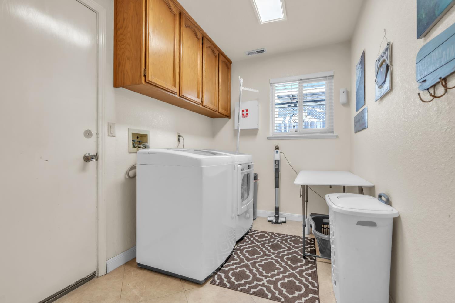 4004 Simi Valley Way Antelope, CA 95843 - Photo 12 of 44 Laundry Room w/garage access (downstairs)