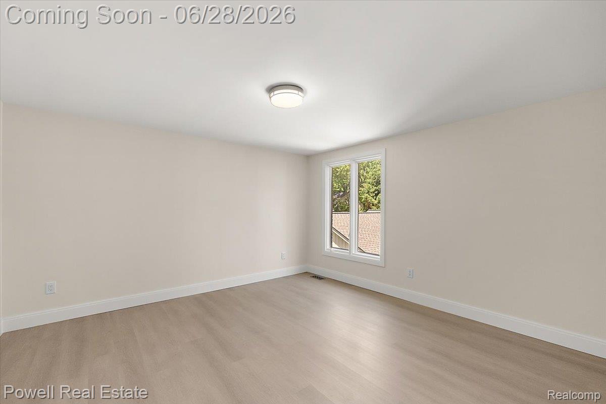 1447 Ravineview Court, Unit C12 Bloomfield Hills, MI 48304 - Photo 40 of 49 Neutral wall finishes, light wood-finish flooring, and white trim