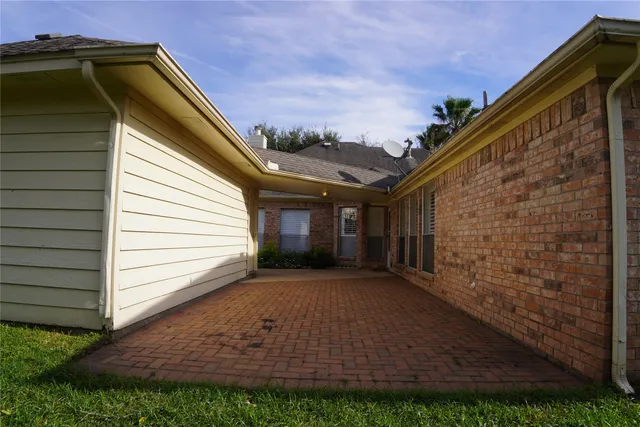 a view of backyard with pathway