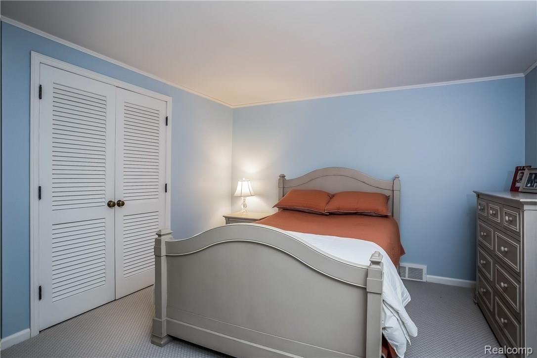 295 Washington Road Grosse Pointe, MI 48230 - Photo 37 of 60 037-Bedroom-2338026-large.jpg