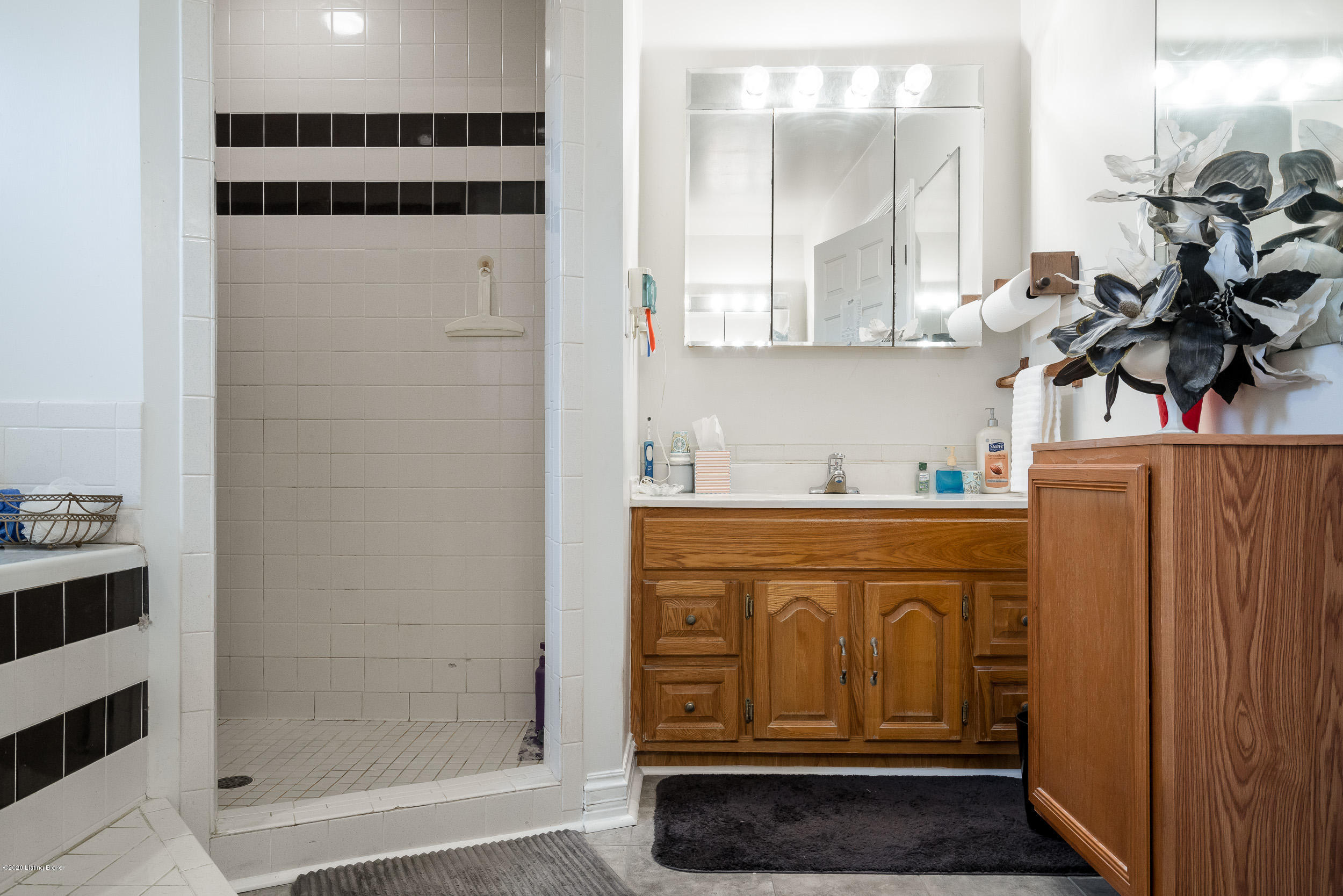 8700 Bates Road Louisville, KY 40228 - Photo 41 of 77 Separate Shower!