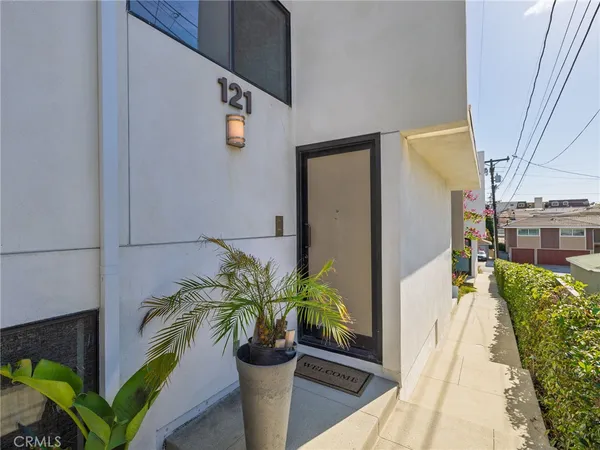 $1,499,000 | 121 East Walnut Avenue, El Segundo, CA 90245