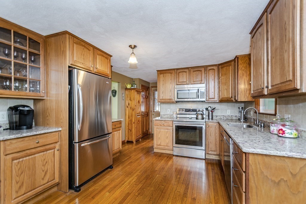 42 Parkview Road Reading, MA 01867 - Photo 3 of 32 Gallery Image 3