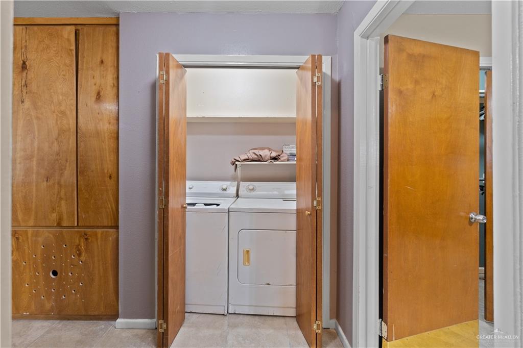 313 North 40th Street McAllen, TX 78501 - Photo 6 of 27 a bathroom with a shower