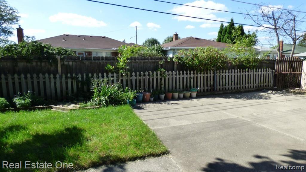 26159 Burg Road Warren, MI 48089 - Photo 15 of 17 P1020599.jpg