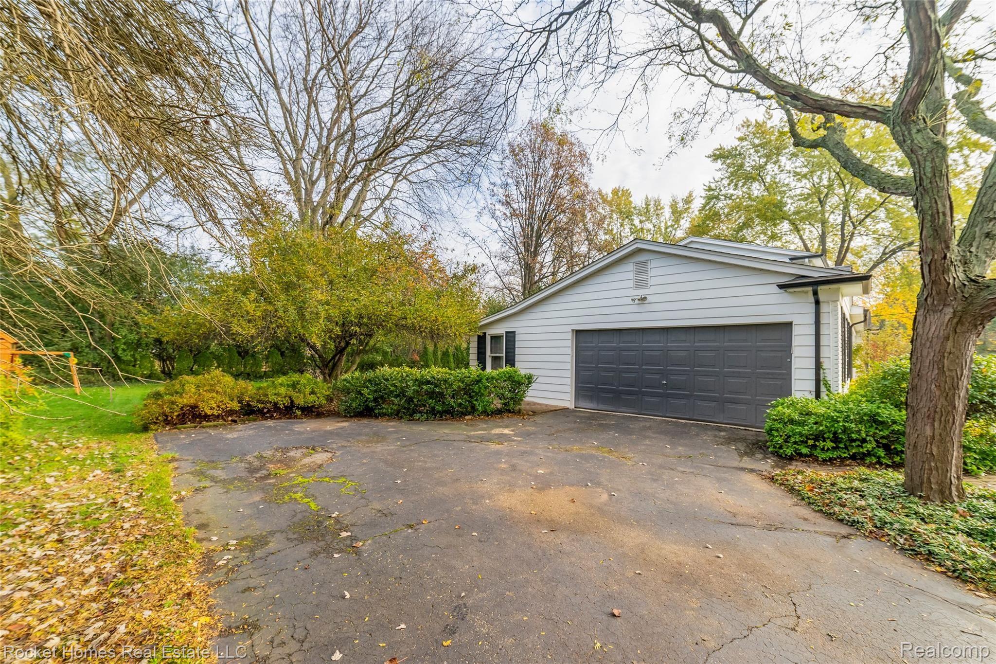 879 Foxhall Road Bloomfield Hills, MI 48304 - Photo 39 of 44 037-photo-side-view-7719019.jpg