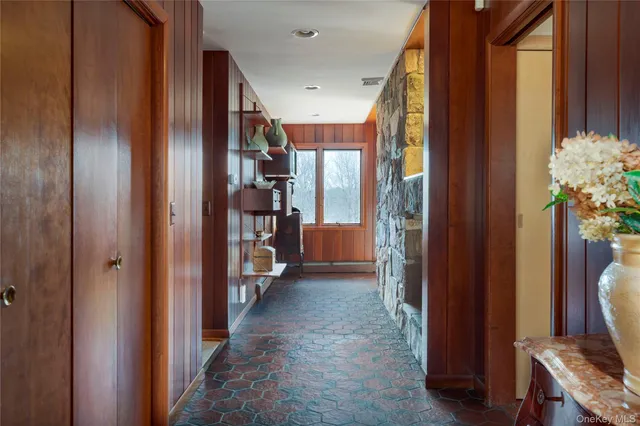 a view of entryway with livingroom