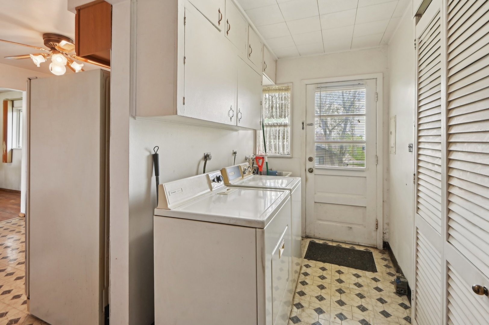 225 Bode Road Hoffman Estates, IL 60169 - Photo 20 of 26 a bathroom with a sink toilet and shower