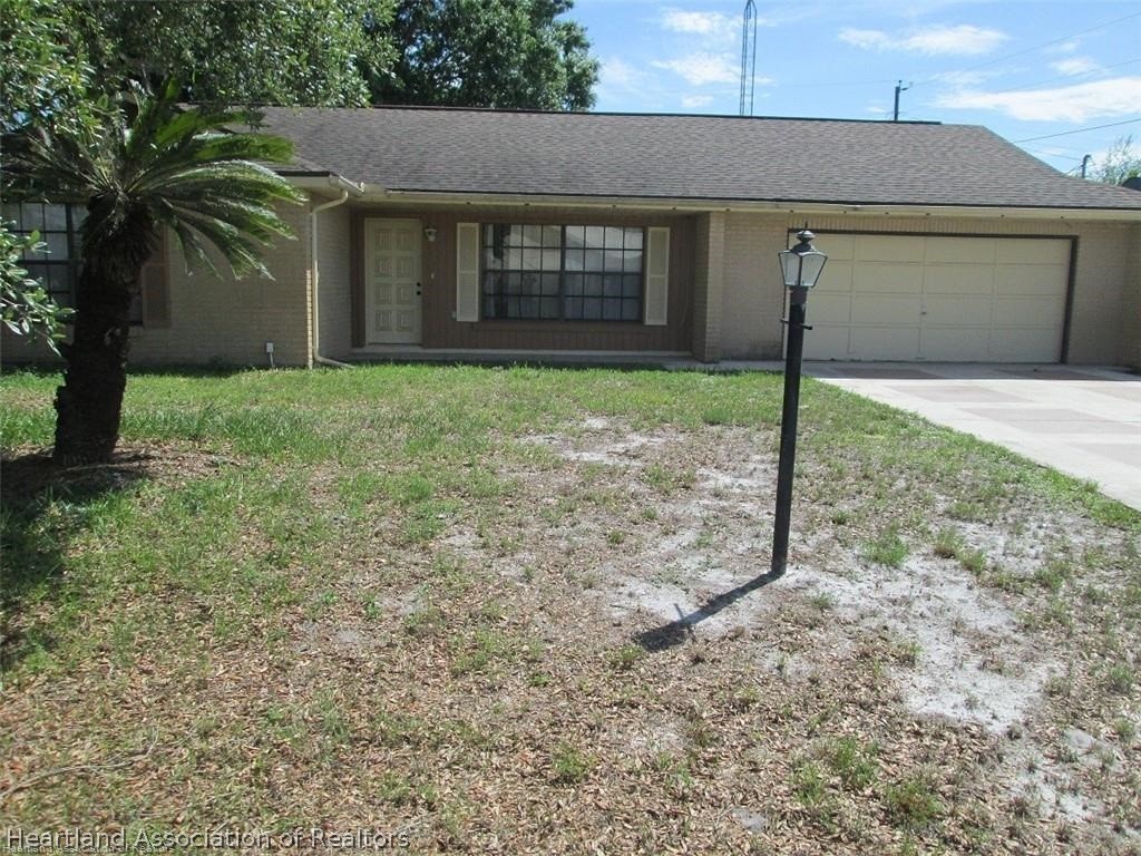 3062 Orchid Road Lake Placid, FL 33852 - Photo 2 of 11 a front view of house with yard and green space