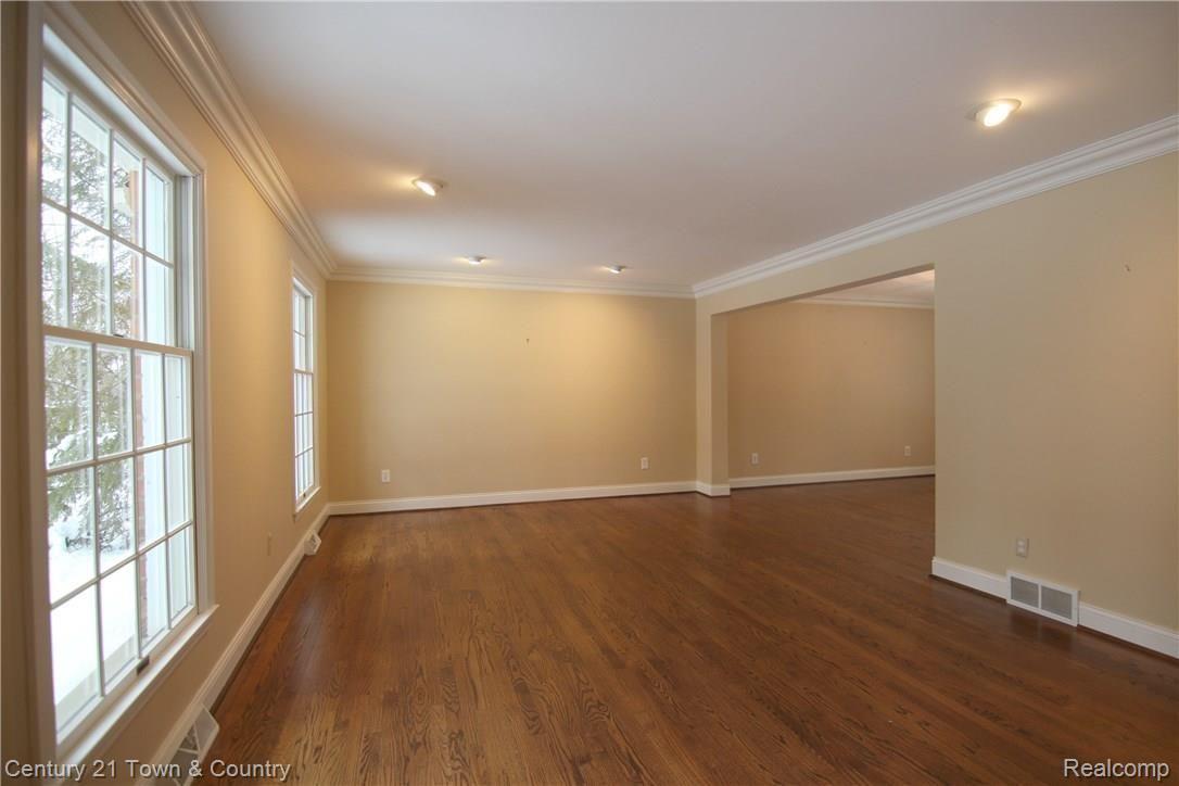 241 Strathmore Road Bloomfield Hills, MI 48304 - Photo 17 of 39 Strathmore Rd Living Room.jpg