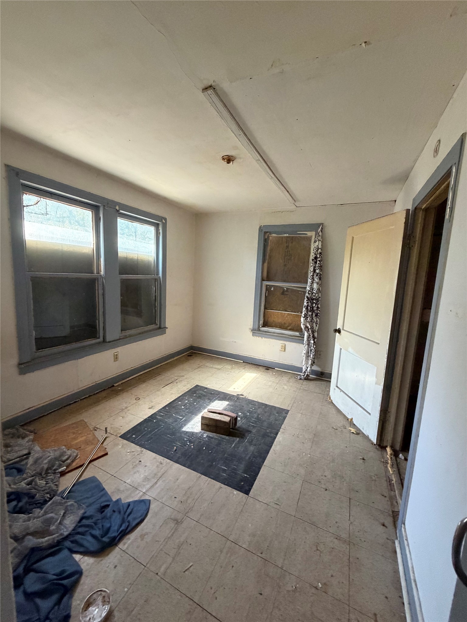 5001 Lott Avenue Austin, TX 78721 - Photo 3 of 9 a living room with furniture and a window