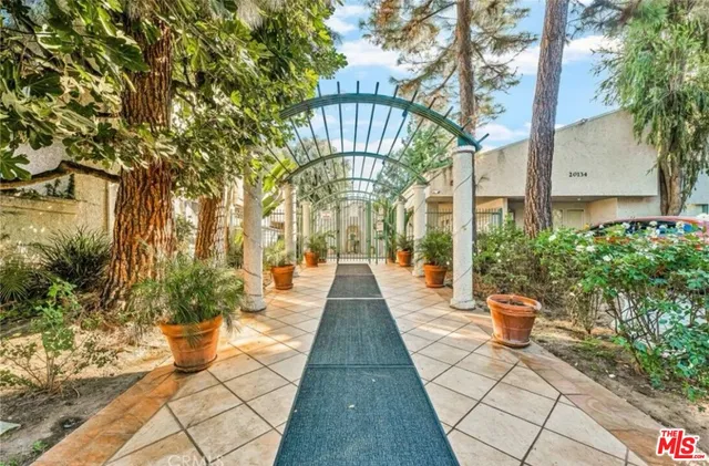 a view of a pathway with a pathway