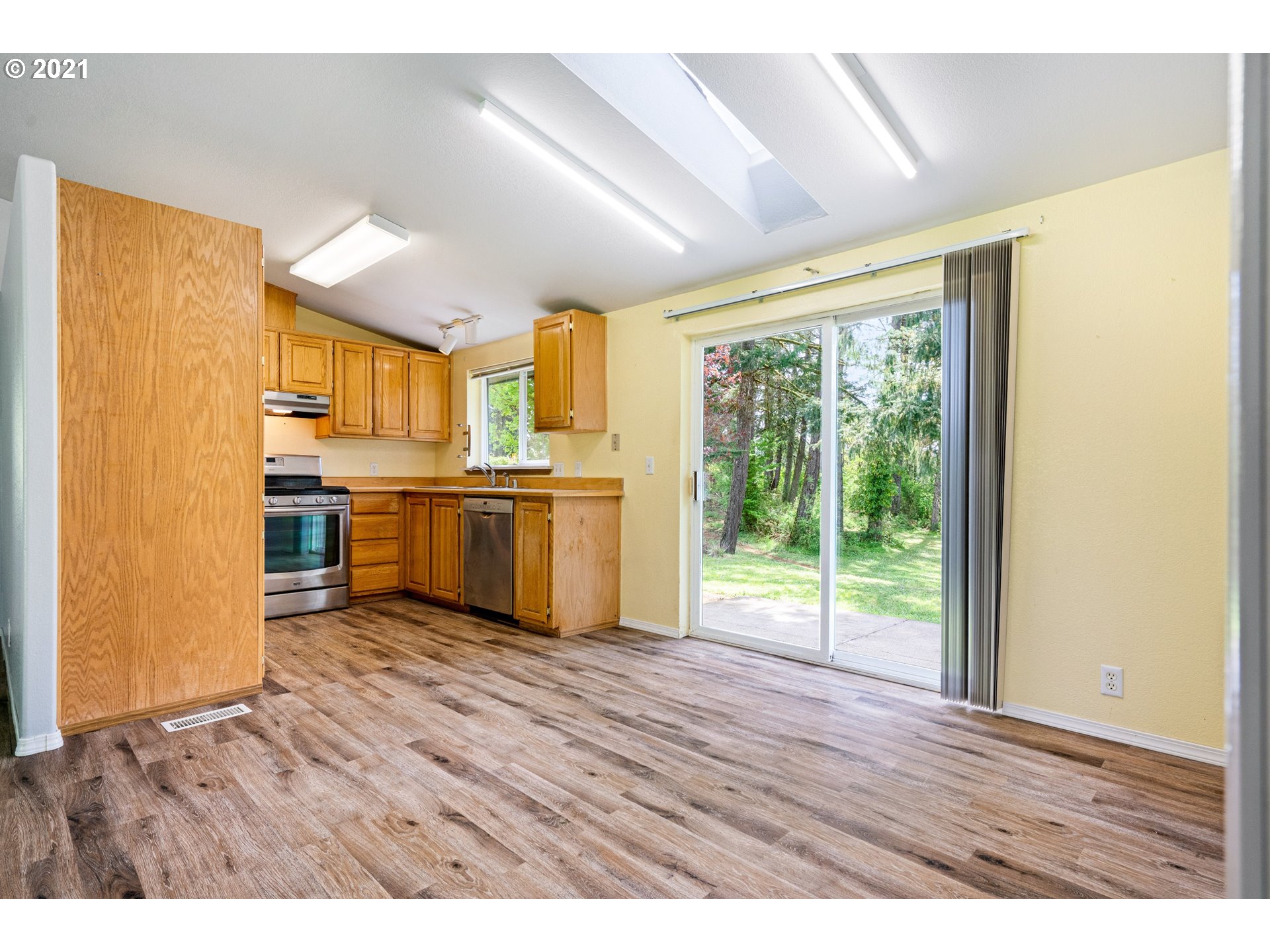 555 Pioneer Road Dallas, OR 97338 - Photo 8 of 32