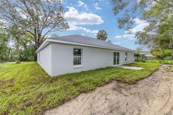 a view of a house with backyard and garden