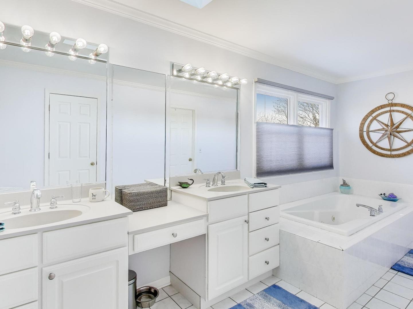 660 Robin Ridge Elgin, IL 60123 - Photo 16 of 29 a bathroom with a double vanity sink mirror and bathtub