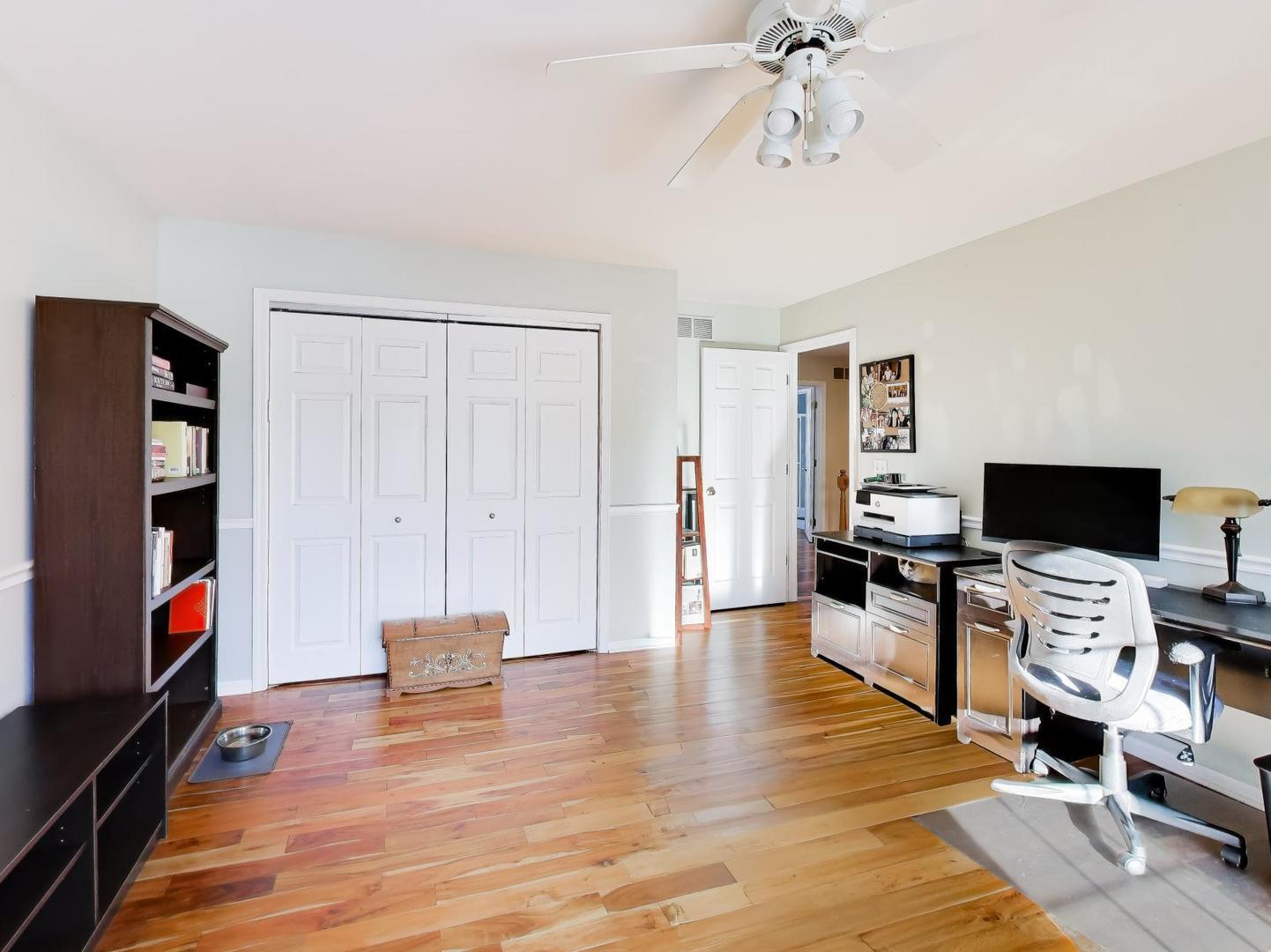 660 Robin Ridge Elgin, IL 60123 - Photo 18 of 29 a living room with furniture and a flat screen tv