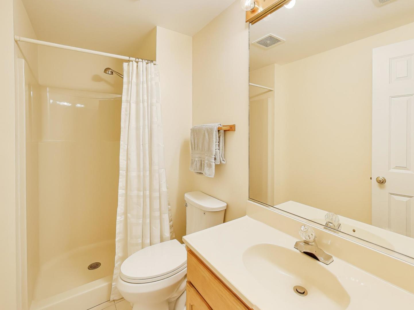 660 Robin Ridge Elgin, IL 60123 - Photo 25 of 29 a bathroom with a sink toilet and shower