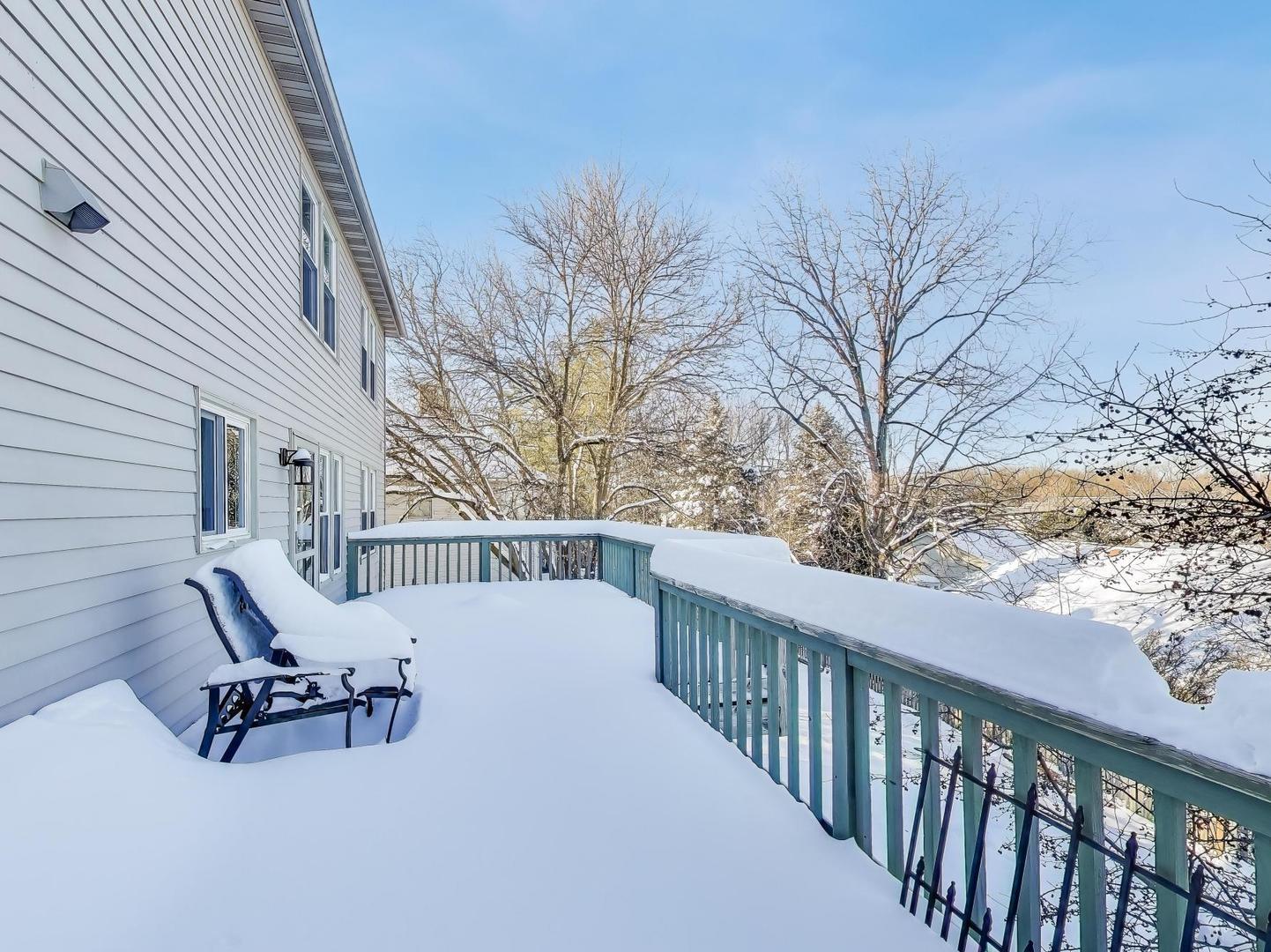 660 Robin Ridge Elgin, IL 60123 - Photo 27 of 29 a view of a patio with a table and chairs