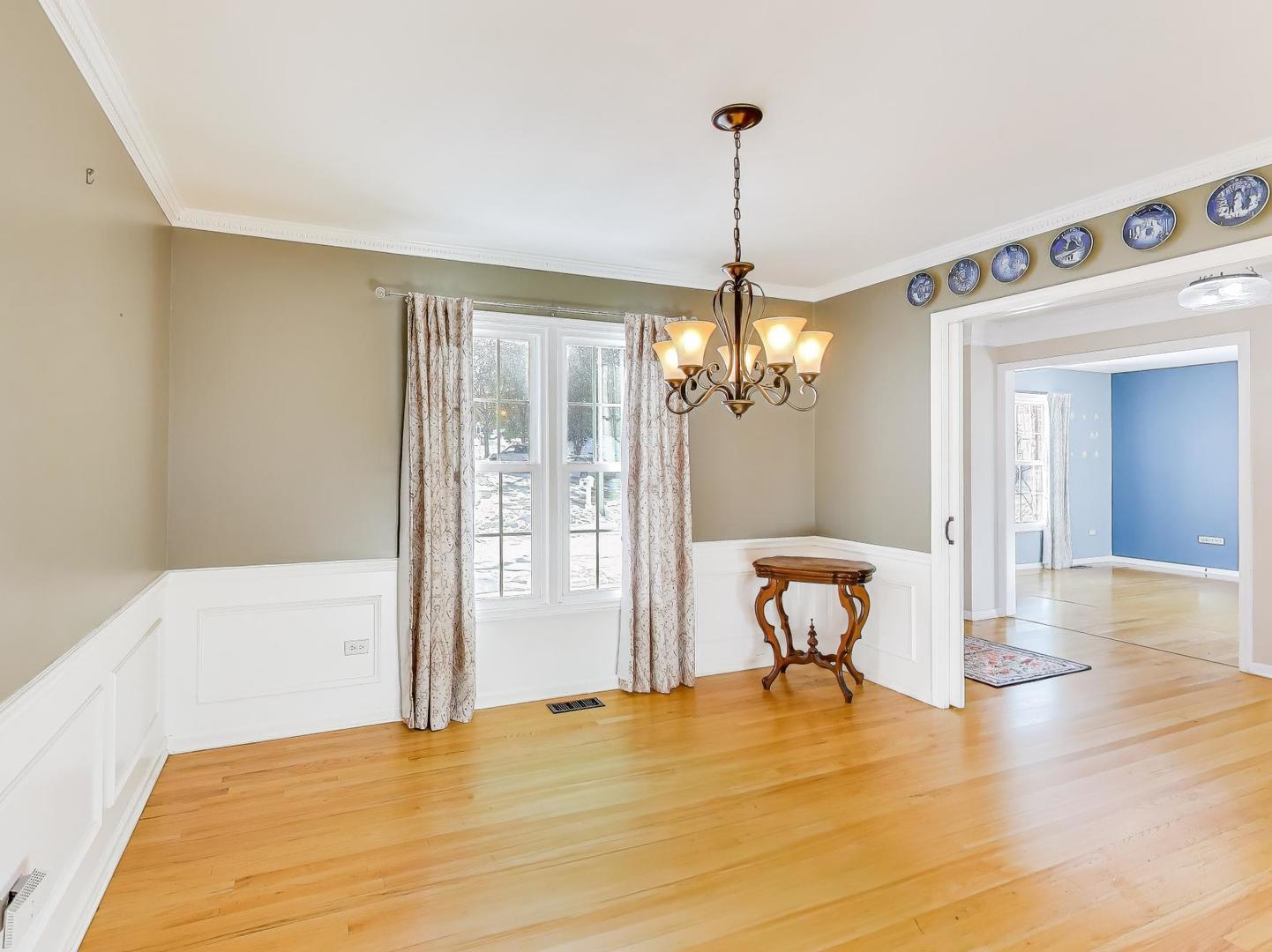 660 Robin Ridge Elgin, IL 60123 - Photo 6 of 29 a view of a livingroom with a chandelier