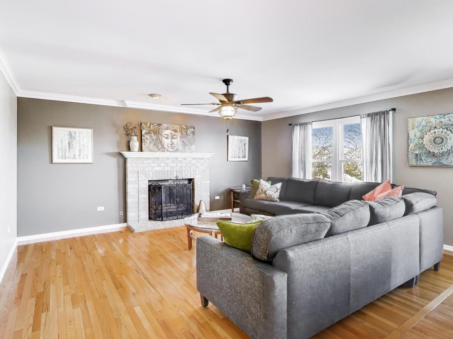 660 Robin Ridge Elgin, IL 60123 - Photo 7 of 29 a living room with furniture and a fireplace