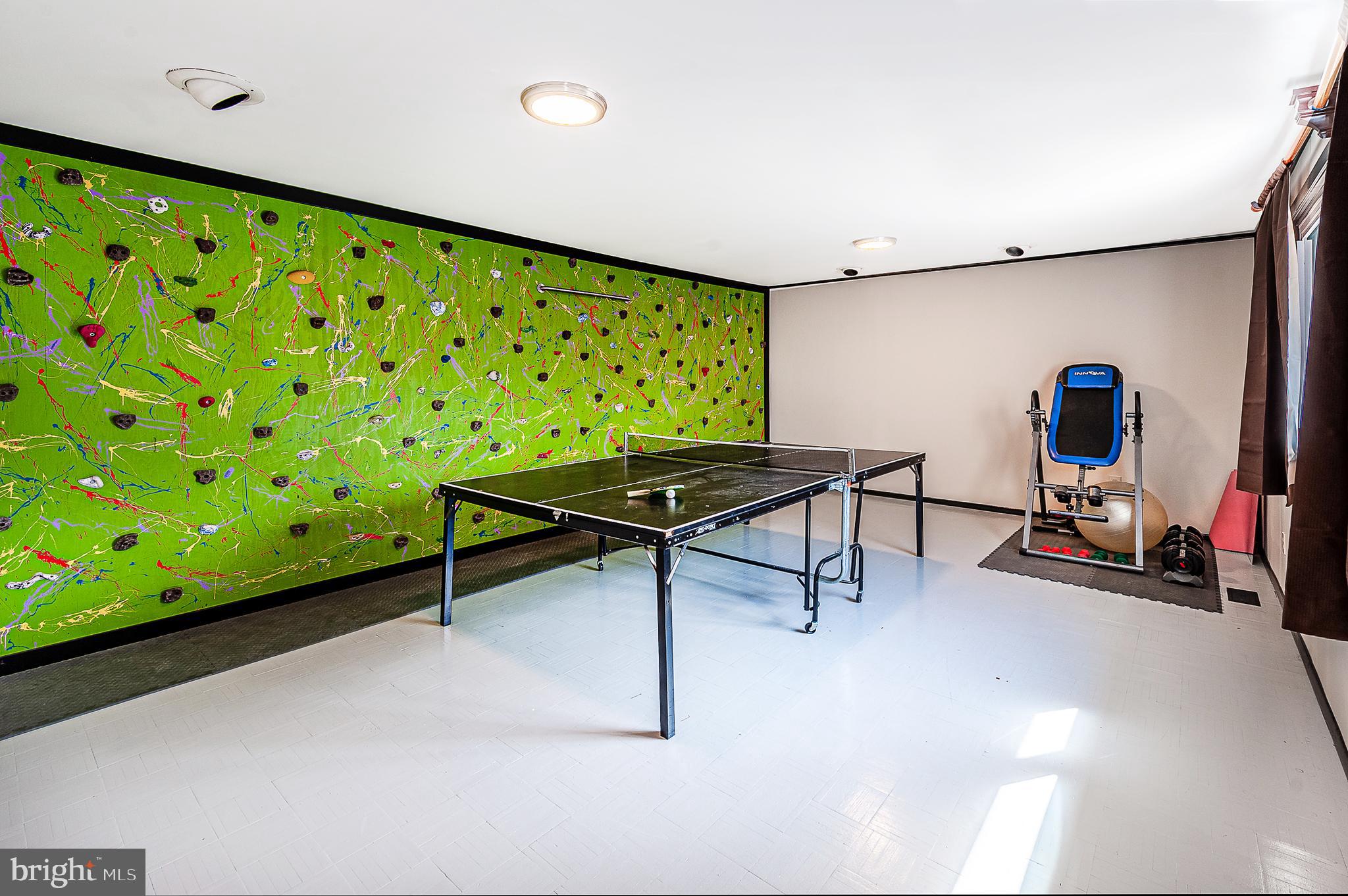 48 Aristone Drive Berlin, NJ 08009 - Photo 27 of 34 a room with furniture and a projector