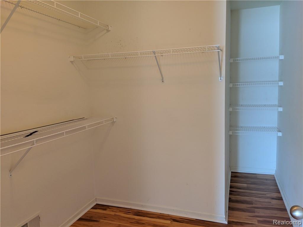 3575 Wyndam Lane Rochester, MI 48306 - Photo 14 of 25 14-Master walk-in#2.jpg