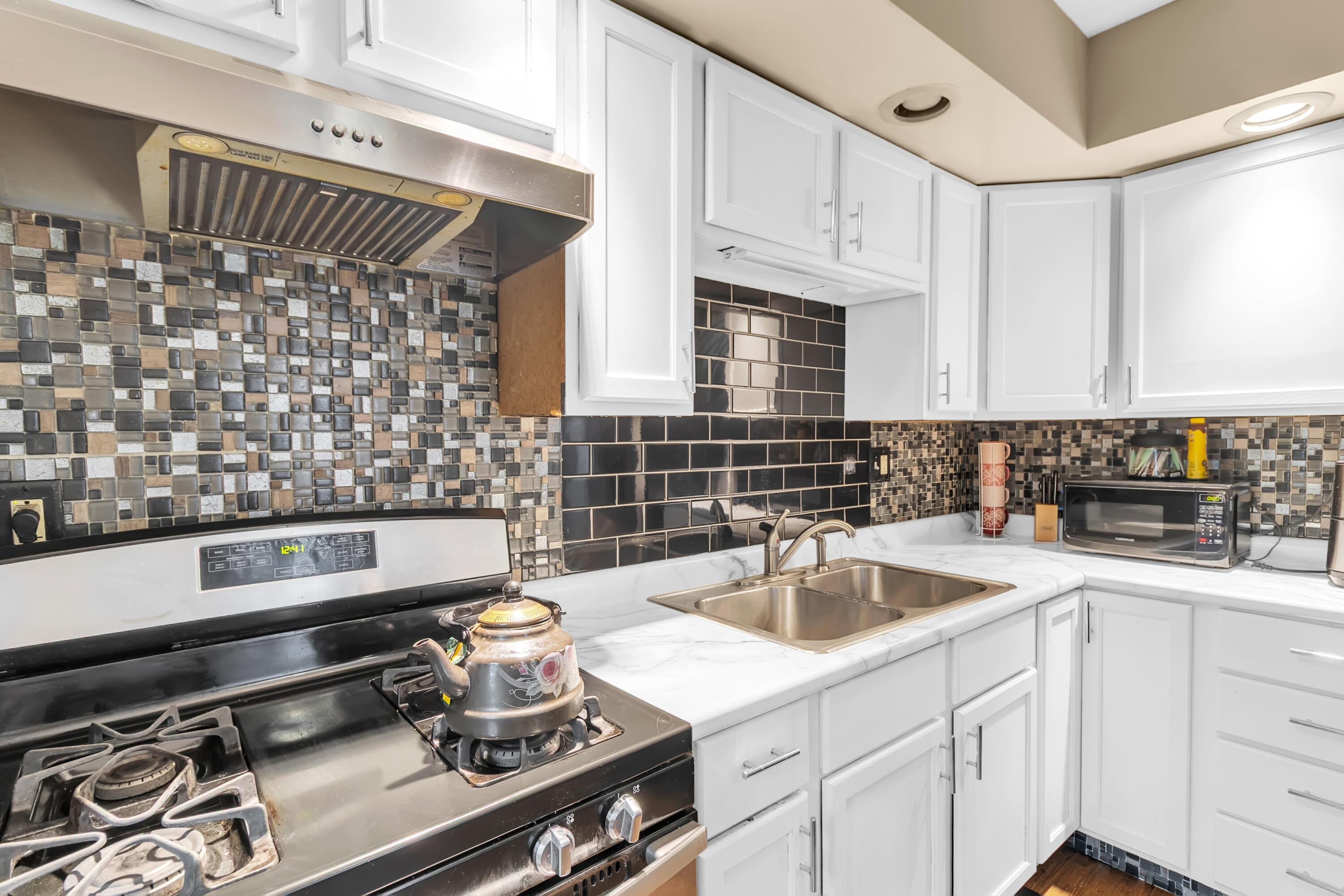 500 West Jolly Road Lansing, MI 48910 - Photo 6 of 24 Kitchen