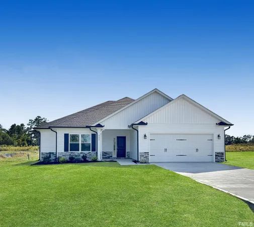 a view of a yard with a house