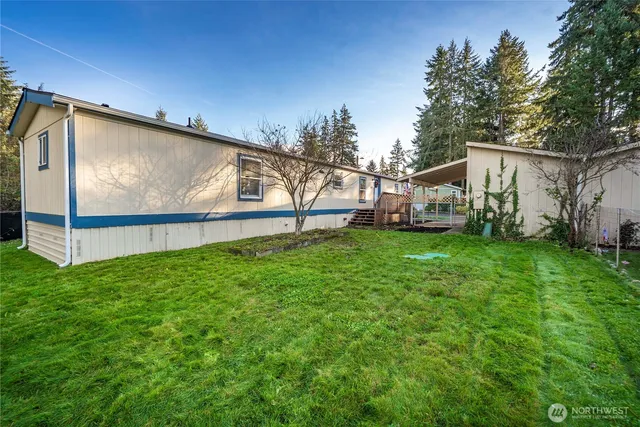 a view of a house with backyard