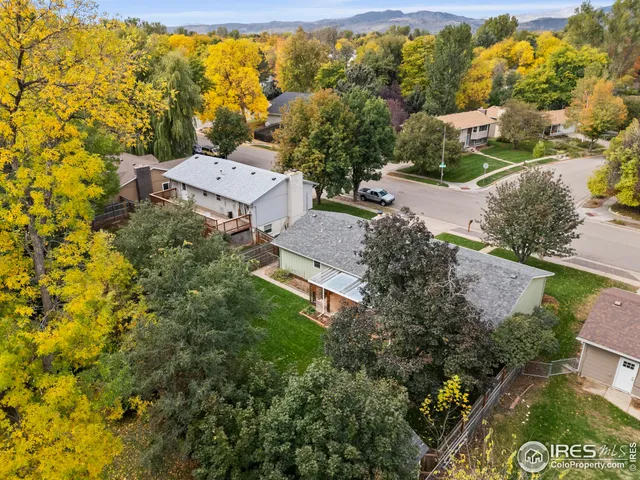 a view of a house with backyard and porch