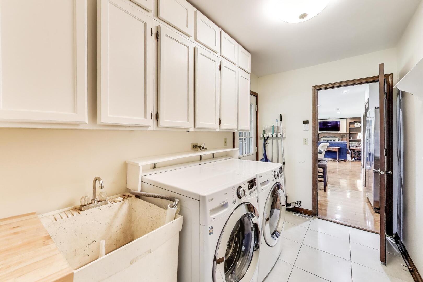 829 Shiloh Circle Naperville, IL 60540 - Photo 14 of 40 a utility room with dryer and washer