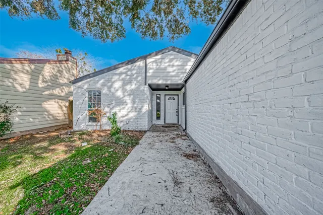 a view of entrance gate of house