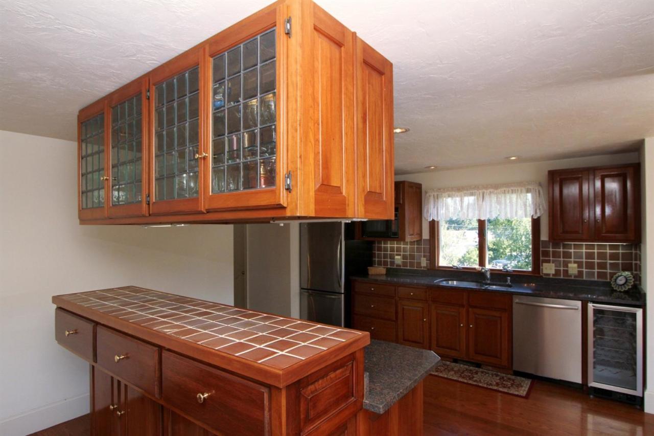 118 Elgin Road Pocasset, MA 02559 - Photo 7 of 35 a kitchen that has a sink and a stove in it