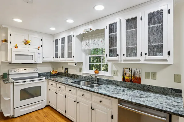 $749,900 | 4 Colony Brook Lane, Derry, NH 03038