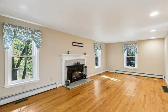 $749,900 | 4 Colony Brook Lane, Derry, NH 03038