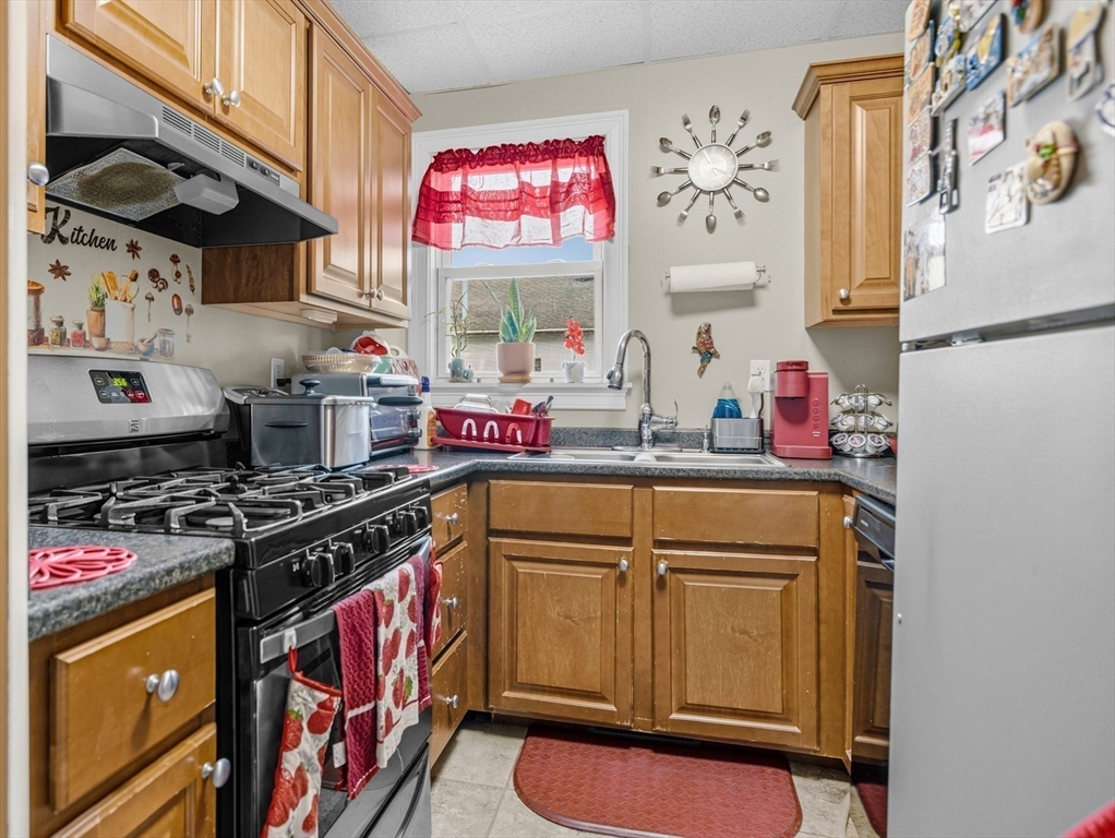 52 Lapham Street Fall River, MA 02721 - Photo 8 of 41